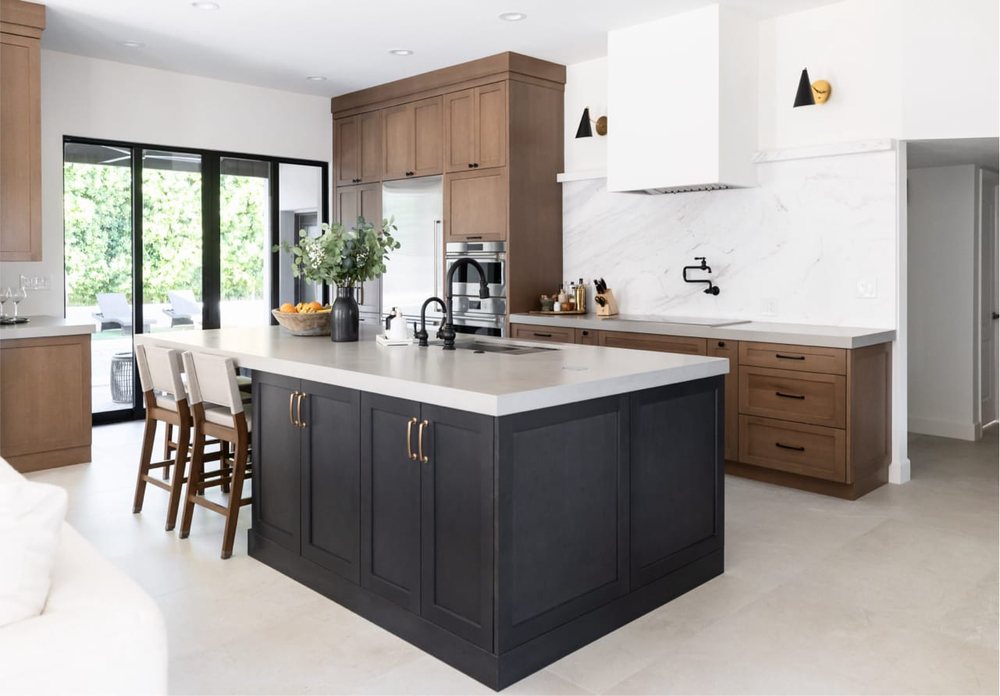 Inspiration: two-tone shaker kitchen with natural wood cabinets and a dark island